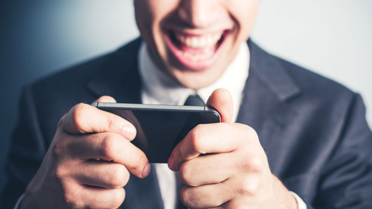 Oyunun içinde stajyerler var