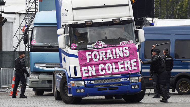 Kamyonlar Champs Elysees’yi, öğrenciler yolları kapattı Kamyonlar Champs Elysees’yi, öğrenciler yolları kapattı