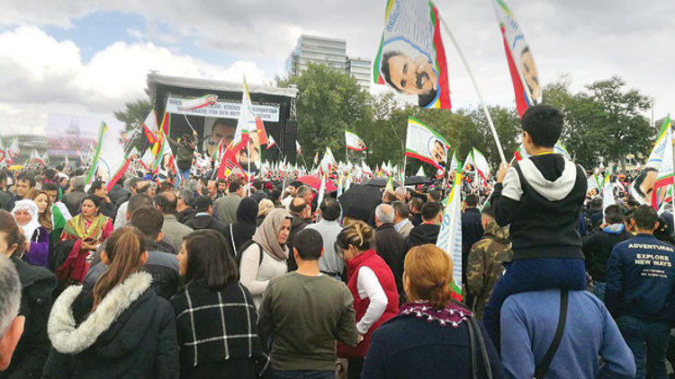 Almanya’da ‘beyaz zeminli’ Öcalan posterine izin