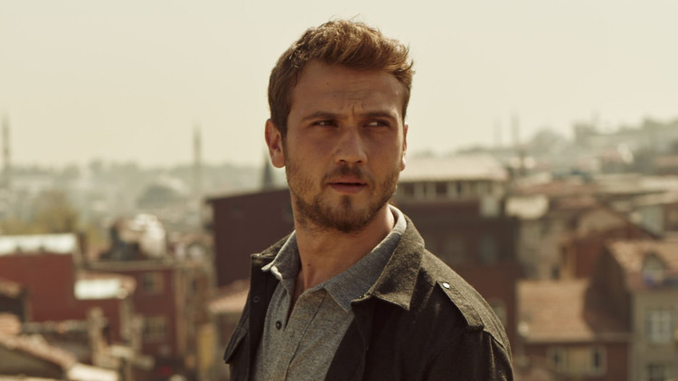 Aras Bulut İynemli’nin yeni projesi Çukurdan heyecanlandıran afiş