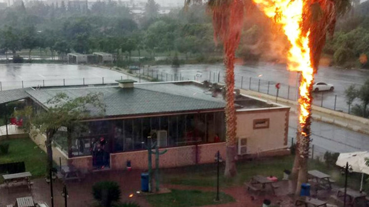 Hastane bahçesine yıldırım düştü