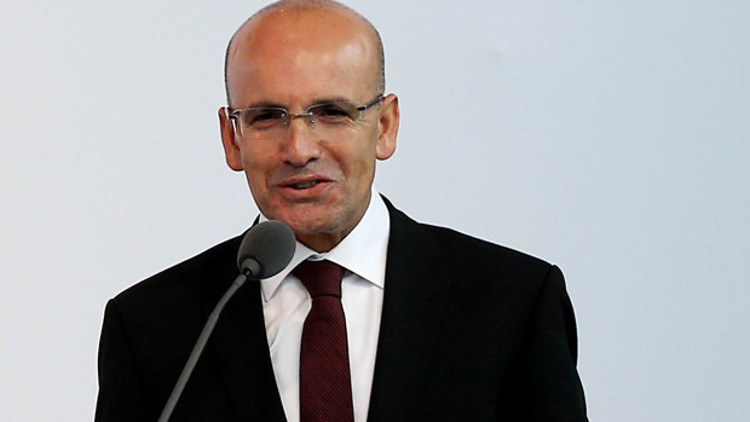 Söylediklerine kendi bile güldü Söylediklerine kendi bile güldü