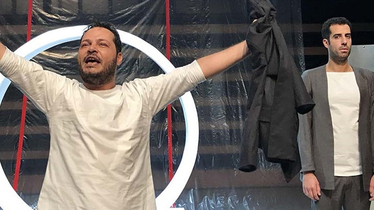 Sahnede iddialı bir Çirkin Sahnede iddialı bir Çirkin