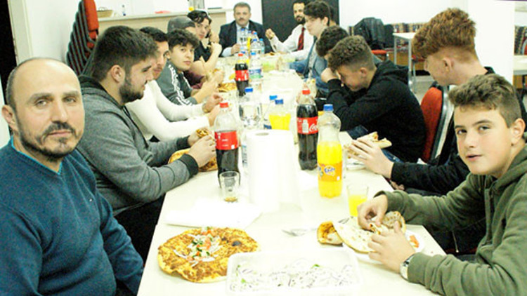 Lehrte Selimiye Camisi’nde ‘Erdemli Gençlik’ semineri