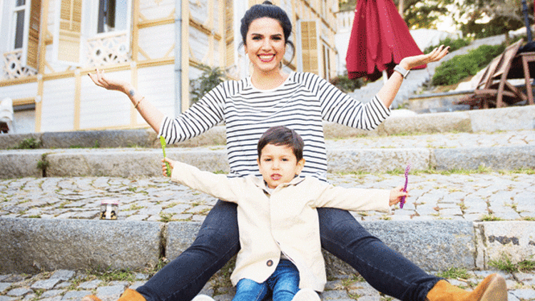 Karnımdayken Mozart dinlettim, iki yaşına geldi, ‘Tavukları pişirmişem’i söylüyor