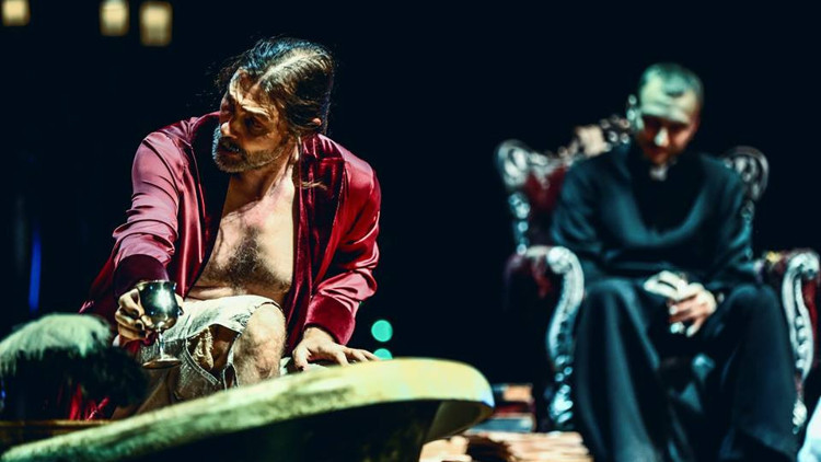 Aykırı yazar rolüyle sahnede Aykırı yazar rolüyle sahnede