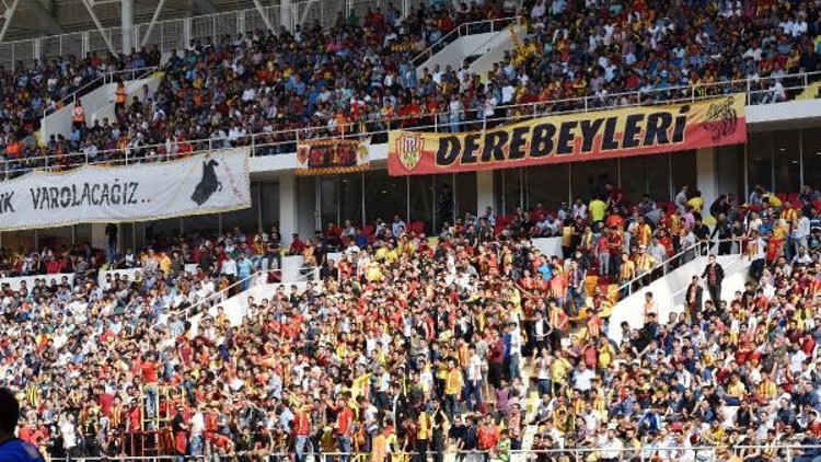 Trabzonspor ile Malatyasporlu taraftarlardan örnek davranış Trabzonspor ile Malatyasporlu taraftarlardan örnek davranış