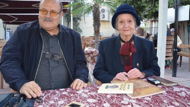 Akhisarlı öğretmene anlamlı hediye