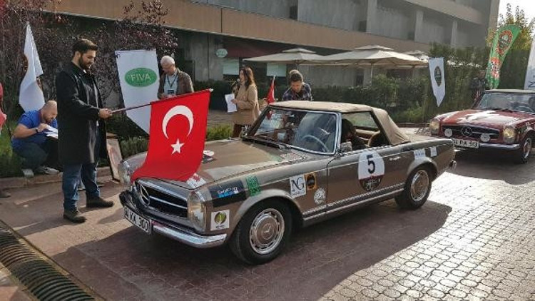 Sapancada klasik otomobiller Cumhuriyet Rallisi için start aldı