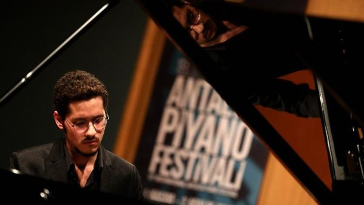 Piyanist Cem Esene yoğun ilgi