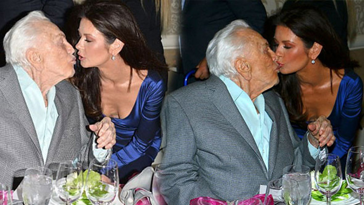 Catherine Zeta Jones, kayınpederini dudağından öptü Catherine Zeta Jones, kayınpederini dudağından öptü
