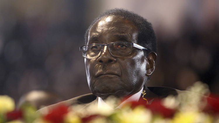Mugabe kendi kurduğu partiden azledildi Mugabe kendi kurduğu partiden azledildi