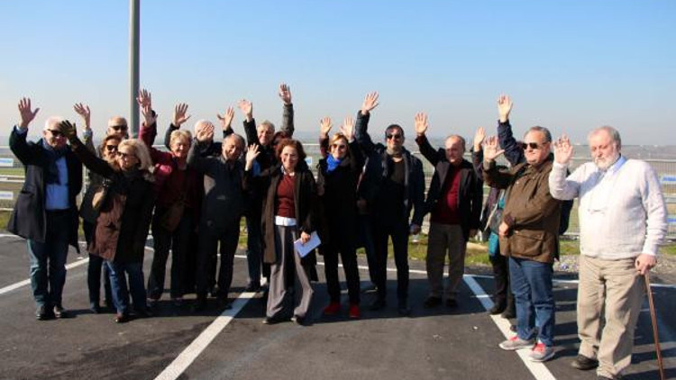 Sınıf arkadaşlarından Osman Kavalaya cezaevi önünde destek Sınıf arkadaşlarından Osman Kavalaya cezaevi önünde destek