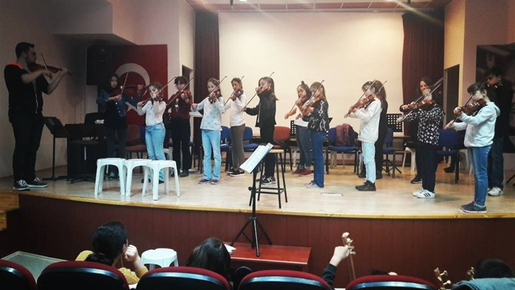Üniversiteliden çocuklara ücretsiz müzik eğitimi