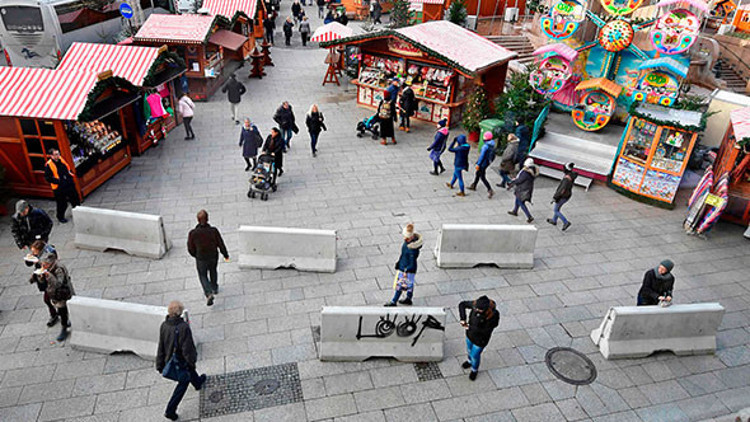 Berlinde kamyonlu terör saldırılarına karşı bariyer önlemi Berlinde kamyonlu terör saldırılarına karşı bariyer önlemi