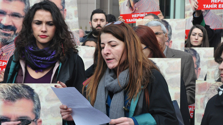 Tahir Elçi hakkında soruşturma başlatılan adliyenin önünde anıldı