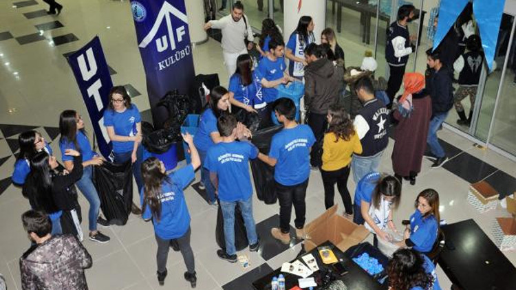 Konsere bilet yerine mavi kapakla girdiler Konsere bilet yerine mavi kapakla girdiler