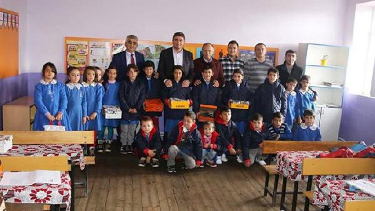Öğrenciler kışlık mont ve bot hediye ettiler