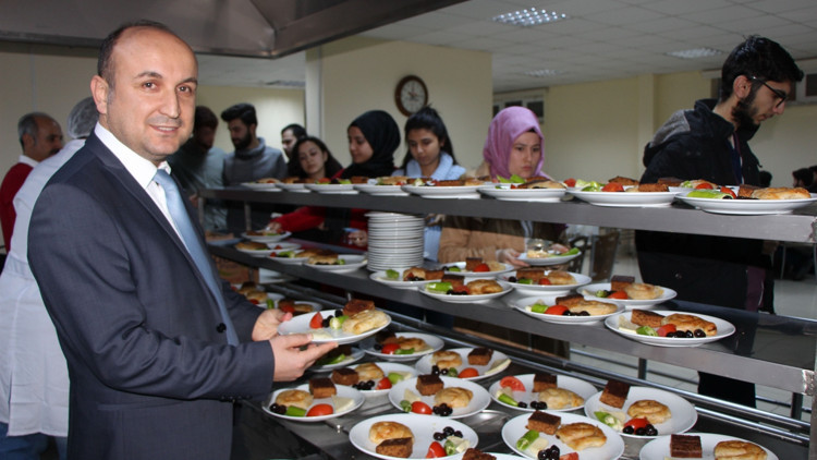 Rektörden, üniversitelilere kek-börek ikramı