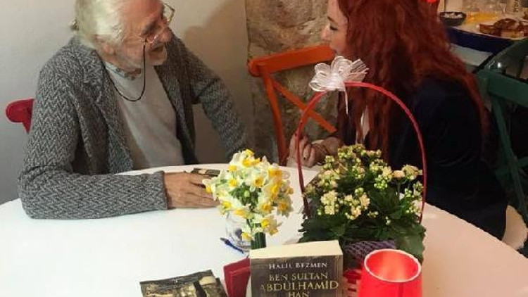 Ben Sultan Abdülhamit Han adlı kitabını imzaladı Ben Sultan Abdülhamit Han adlı kitabını imzaladı