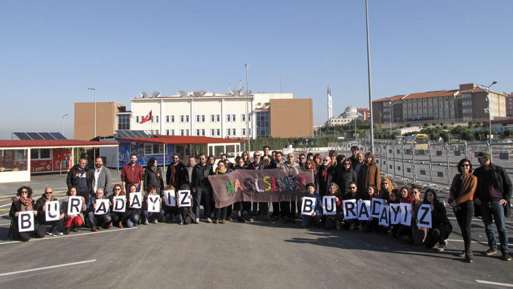 Sanatçılar Osman Kavala için Silivrideydi... Sanatçılar Osman Kavala için Silivrideydi...