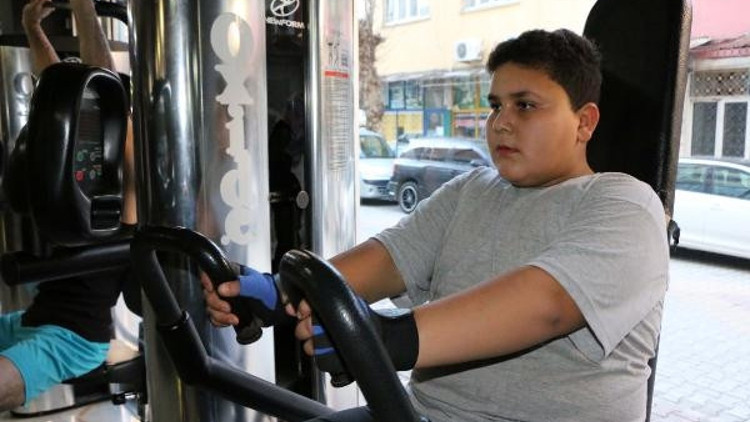 O fotoğraftaki Suriyeli ayakkabı boyacısı çocuğa ömür boyu üyelik