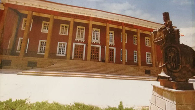 Ne atabiliyorum, ne satabiliyorum, ne de sergilemek isteyenlere izin verebiliyorum