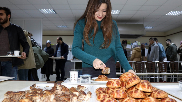 Öğrencilere pasta ve börek ikramı
