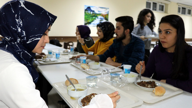 Ders çalışan öğrencilere döner ve ayran