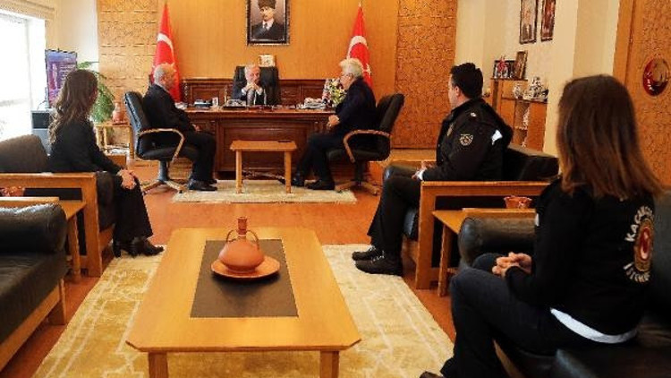 Vali Kamçı’ya “26 Ocak Dünya Gümrük Günü” ziyareti Vali Kamçı’ya “26 Ocak Dünya Gümrük Günü” ziyareti