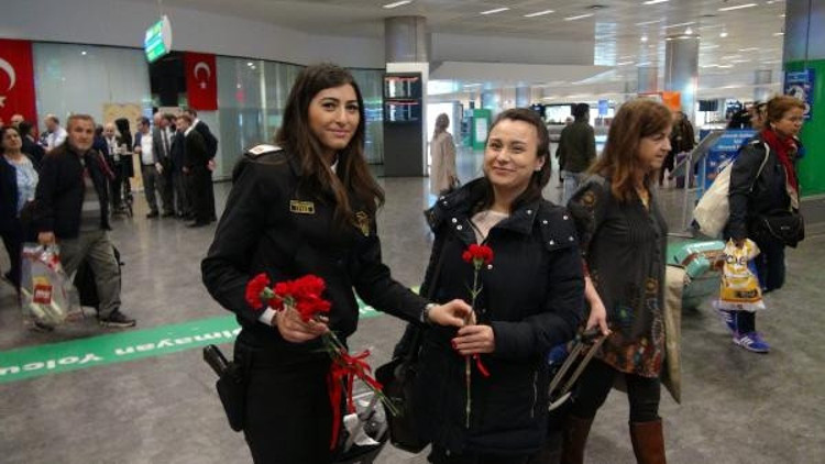 Gümrük Gününü kutlarken, kaçak gümüş süs eşyaları da elegeçirdiler Gümrük Gününü kutlarken, kaçak gümüş süs eşyaları da elegeçirdiler