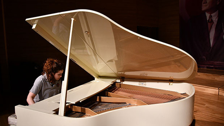 Ferdi Özbeğen’in beyaz piyanosu özel çocuklara emanet