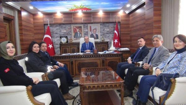 Gümrük personeli, sınır kapısından geçenlere karanfil dağıttı Gümrük personeli, sınır kapısından geçenlere karanfil dağıttı