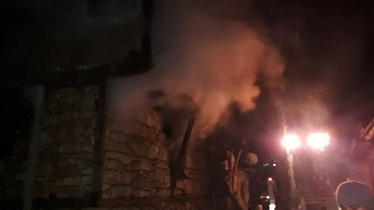 Ispartada yanan ev çöktü: Bir ölü Ispartada yanan ev çöktü: Bir ölü