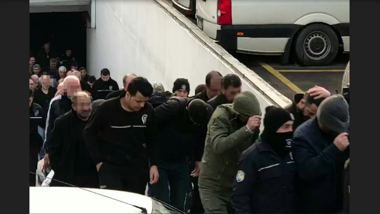 Polis evsiz gibi davrandı, banklarda sabahladı... Uluslararası çete çökertildi