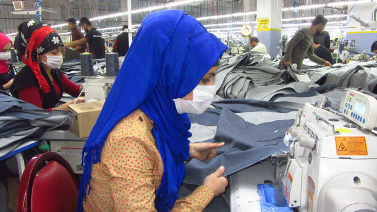 Köy köy dolaşıp, aileleri ikna edip kadınlara işbaşı yaptırdı