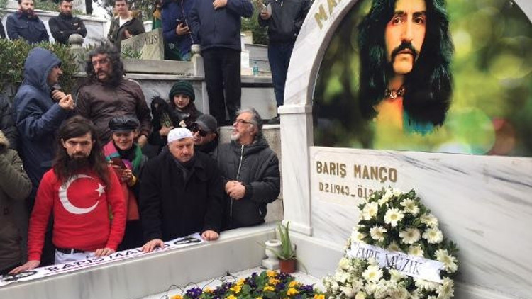 Barış Manço ölümünün 19. yılında mezarı başında anıldı Barış Manço ölümünün 19. yılında mezarı başında anıldı