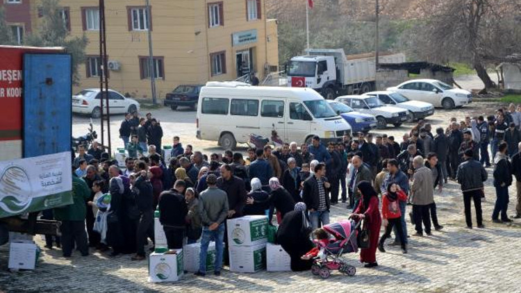 Suriyelilere 4 TIR dolusu yardım