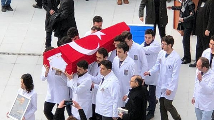 Öğrenciler, hocalarının tabutunu derse götürdü