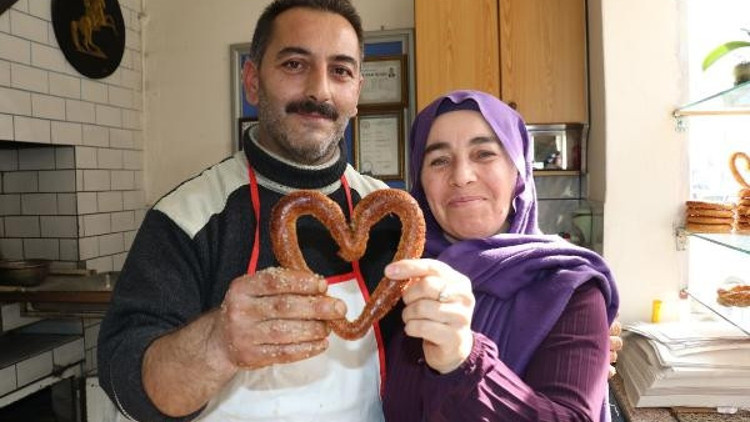 Fırıncı çiftin kalp şeklindeki simitlerine ilgi büyük
