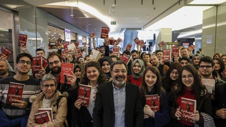 Ahmet Ümit: Yazarken acayip özgürüm diyemiyorum Ahmet Ümit: Yazarken acayip özgürüm diyemiyorum