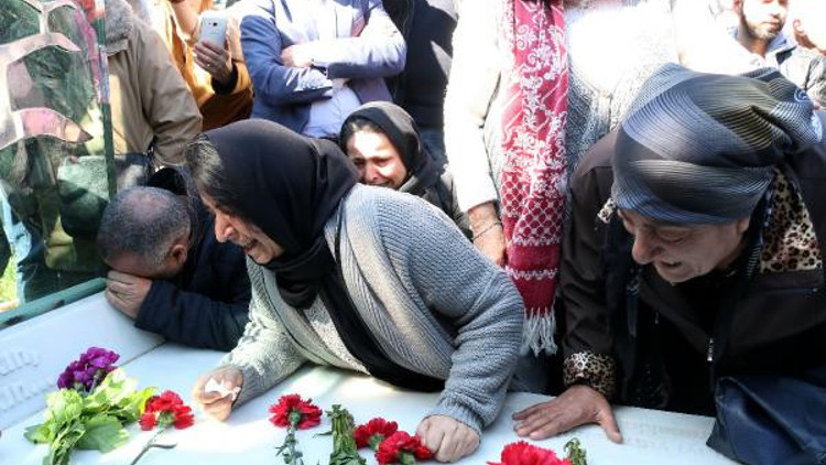 Berkin Elvan, ölümünün 4üncü yılında mezarı başında anıldı Berkin Elvan, ölümünün 4üncü yılında mezarı başında anıldı