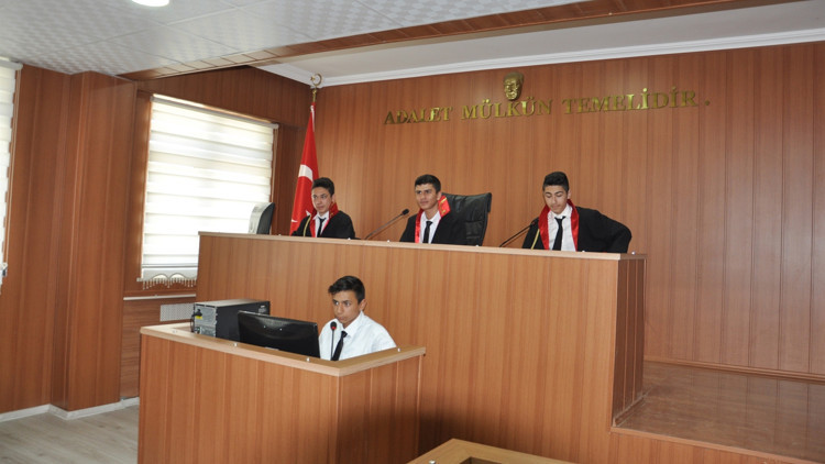 Sınıf mahkeme salonu oldu
