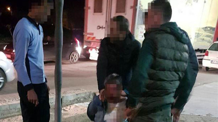 2 yaşındaki kızına göz kırpan kişiyi dövdü