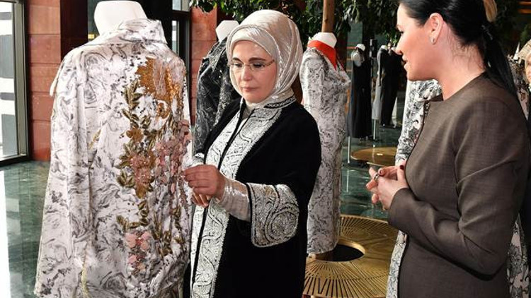 Geri dönüşümlü elbise