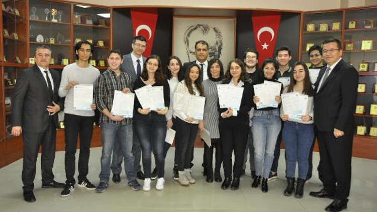 Cemil Alevli Kolejinde diploma töreni Cemil Alevli Kolejinde diploma töreni