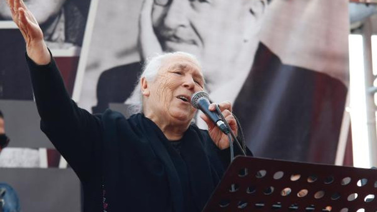 Yüreklerdeki sevgi şiirle dile geldi