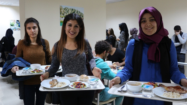 Üniversitede randevulu yemek ücreti 1 lira 50 kuruş