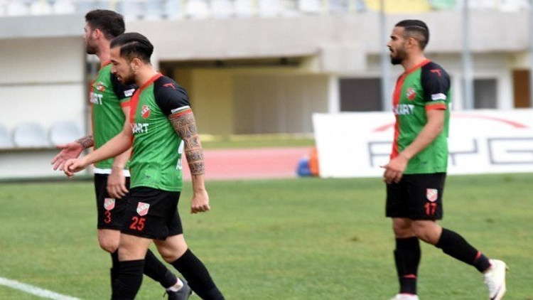 Karşıyaka Stadında meraklı bekleyiş Karşıyaka Stadında meraklı bekleyiş