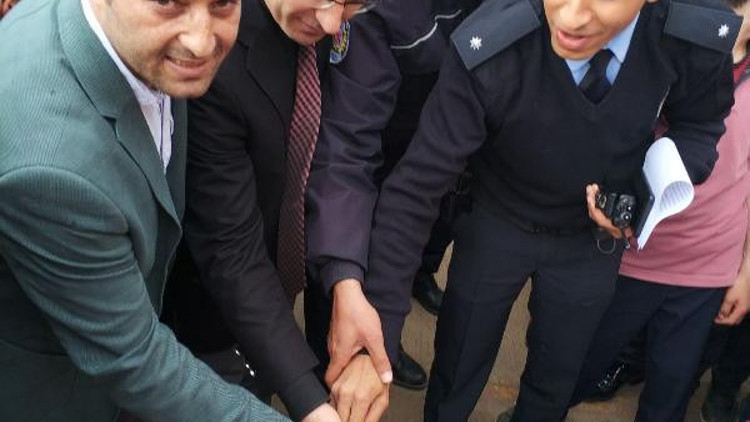 Okulda, kavga ihbarına gelen polise pastalı sürpriz